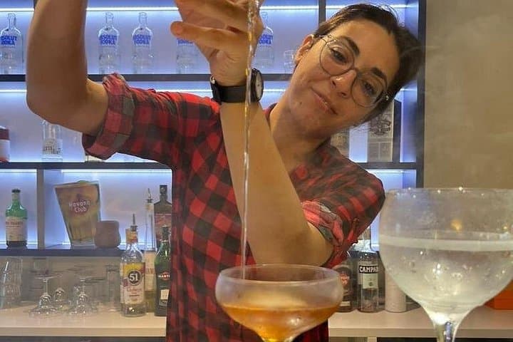 2-Hour Mixology Lesson with Professional Bartender in Milan