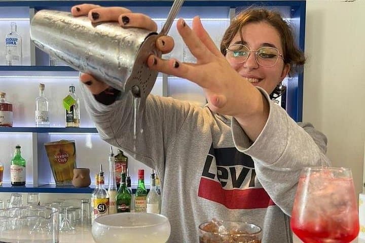 2-Hour Mixology Lesson with Professional Bartender in Milan