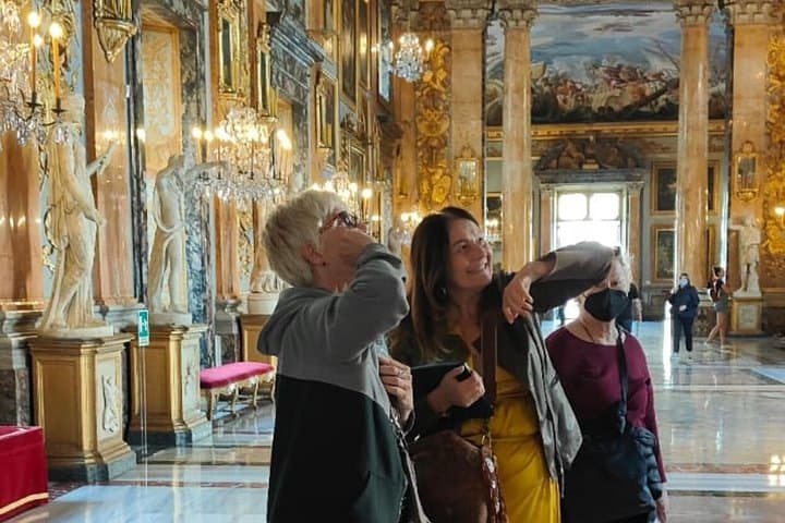 Explaining the Colonna Gallery with our expert guide Nadia
