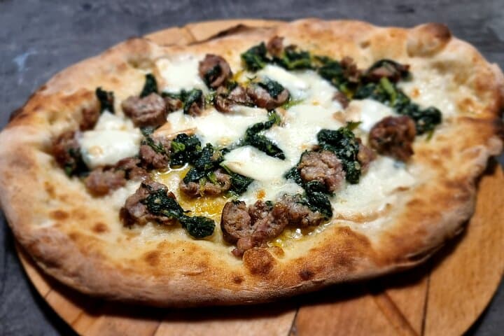Pizza pork sausages and Neapolitan friarielli
