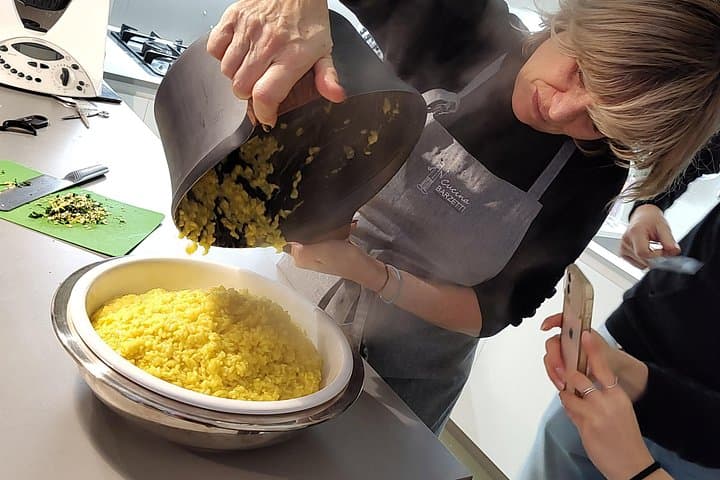 Private Tour and Cooking Class in Milano with a Milanese Family