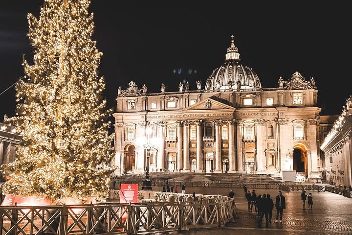 Private Christmas Walking Tour in Rome’s Festive Squares