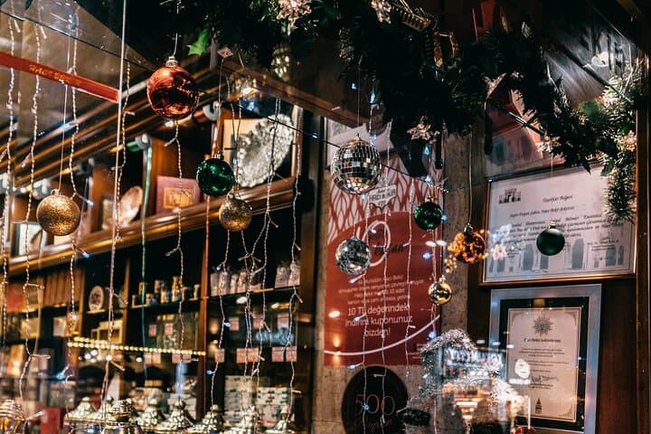 Private Christmas Walking Tour in Rome’s Festive Squares