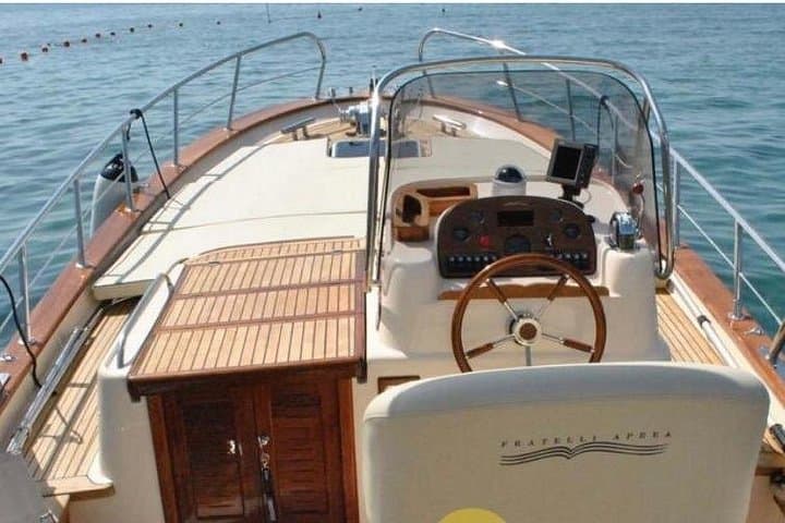 Private boat with on board washroom and cushion seats + bench in front