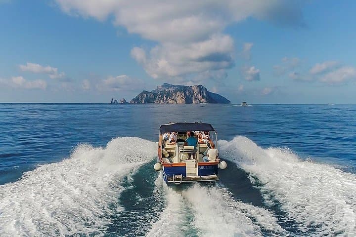 The fantastic journey to Capri aboard a typical Gozzo