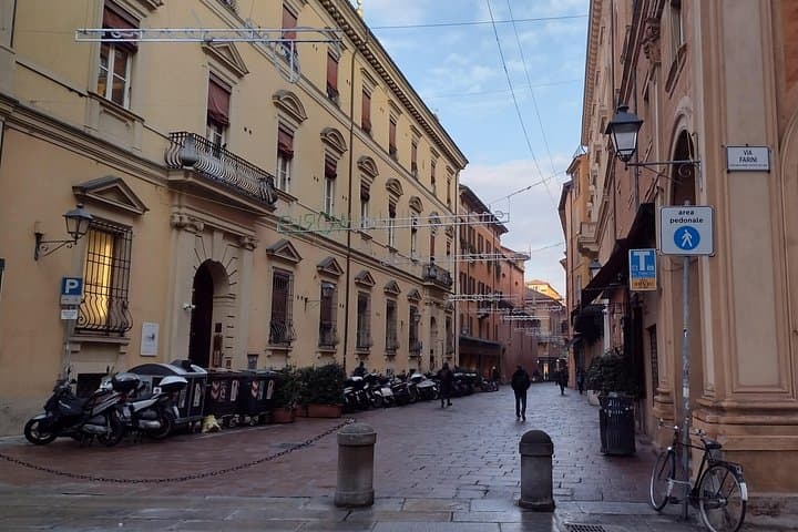 Bologna's Ancient and Recent History: A Self-Guided Audio Tour