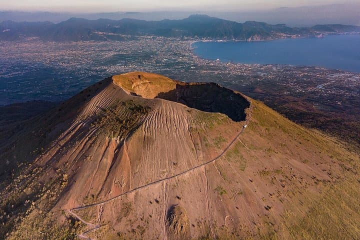 From Pompeii: Day Tour of Pompeii and Vesuvius with Bus Transfer