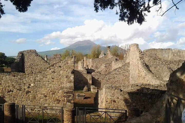 Transfer Naples airport/station to Sorrento with stop in Pompeii