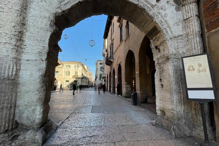 Verona: City Walking Tour with Cable Car Ride & Wine Aperitif