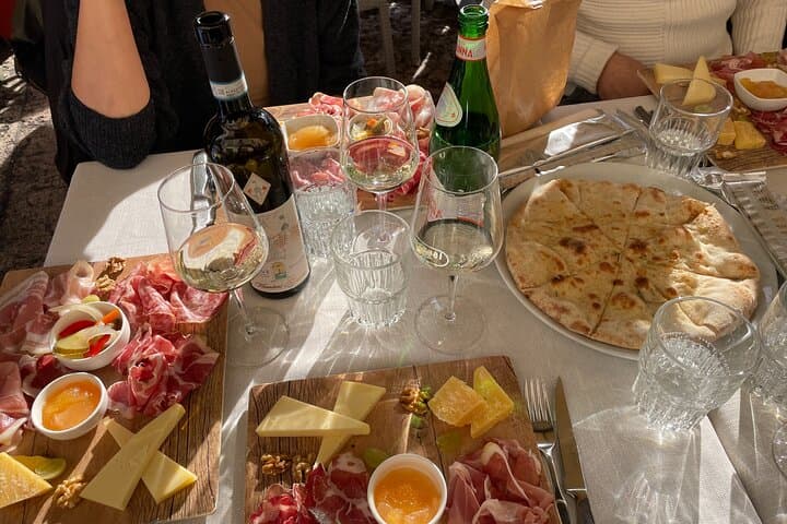 Verona: City Walking Tour with Cable Car Ride & Wine Aperitif