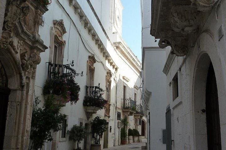 Full-day tour Alberobello & Locorotondo & Polignano a Mare & Bari
