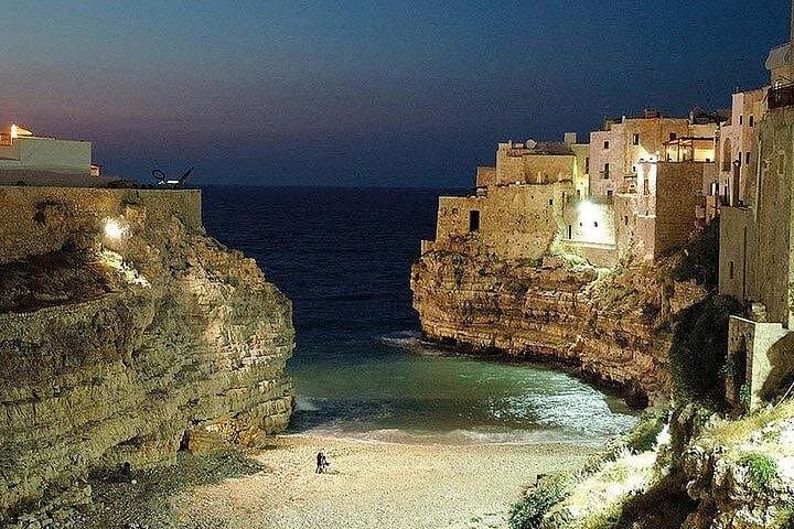 Full-day tour Alberobello & Locorotondo & Polignano a Mare & Bari