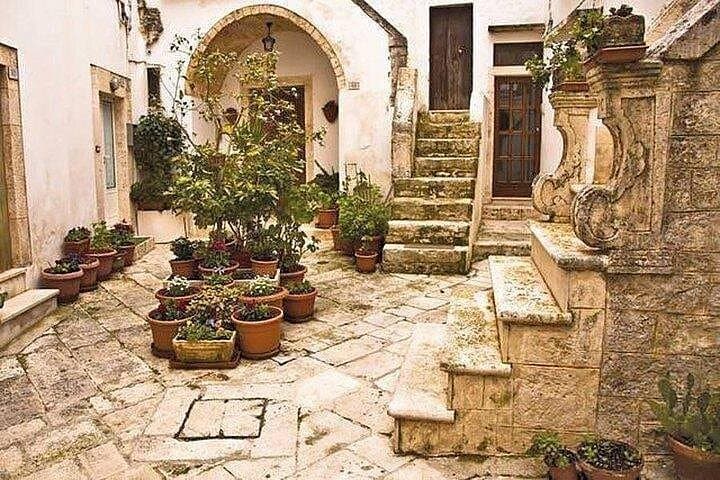 Full-day tour Alberobello & Locorotondo & Polignano a Mare & Bari