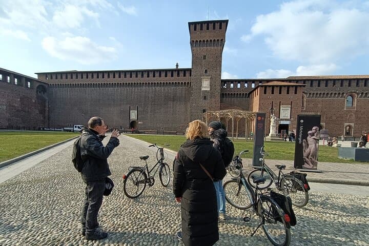 Milan: Bicycle Tour Live Tourist Guide 3 hours and half