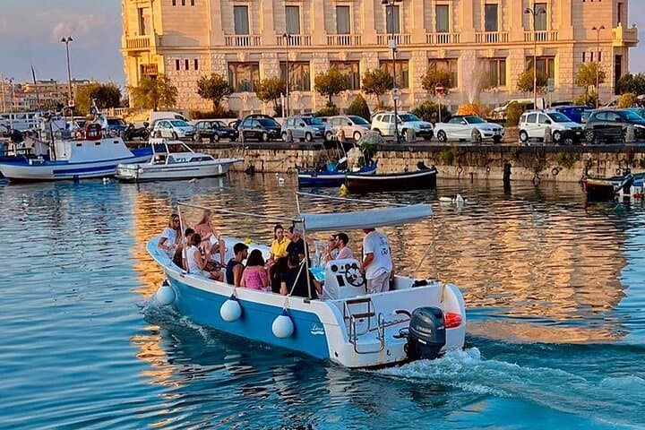 Ortigia Island and Sea Caves Boat Tour with Prosecco