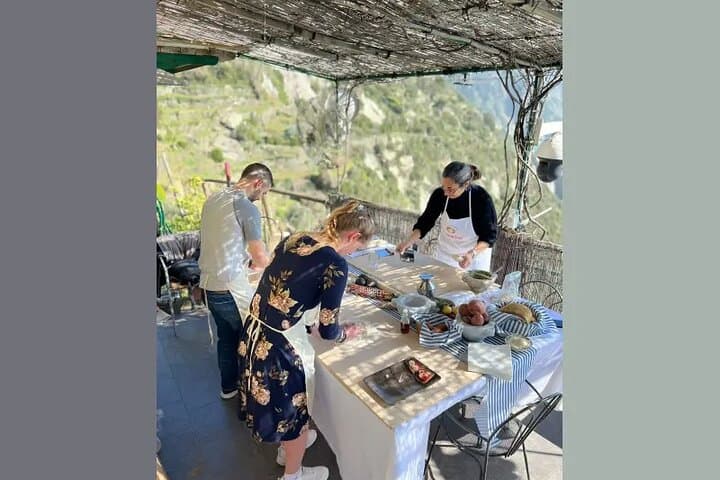 Cinque Terre: Pesto cooking class with sea view in Riomaggiore