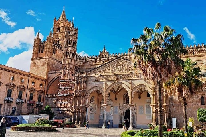 Unesco monuments, colorful markets and unique flavors in Palermo