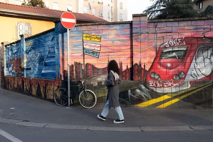 Private Milan Street Photography Walking Tour with an Artist
