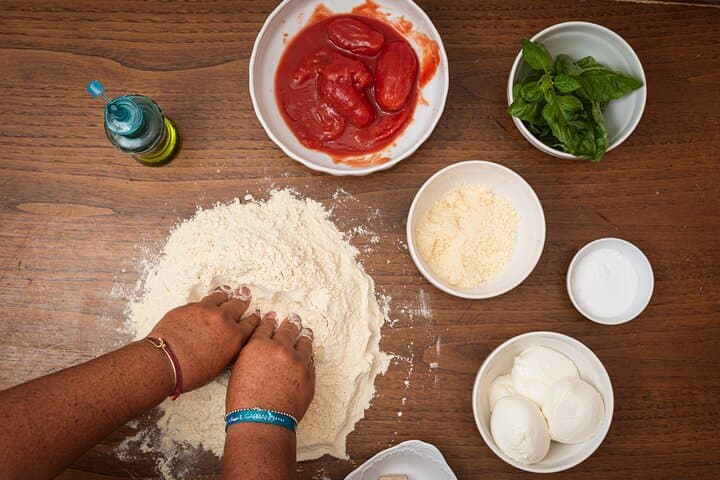 Cesarine: Authentic Pizza & Tiramisu Workshop in Florence