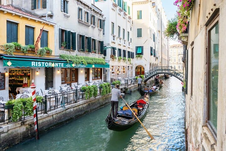Venice Gondola Ride: 30-Minute Classic Canal Experience