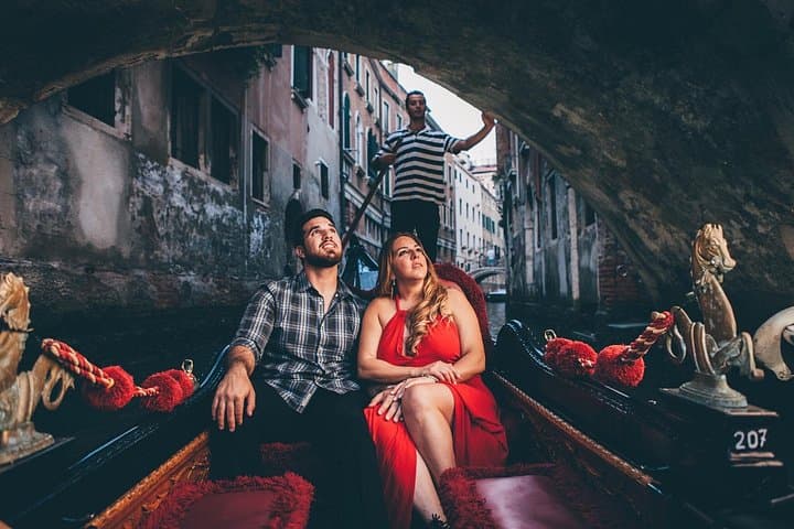 Private Gondola Ride with Professional Photographer in Venice