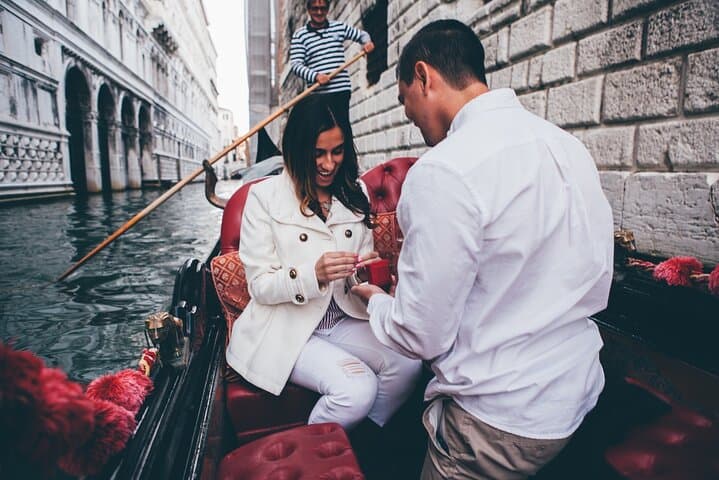 Private Gondola Ride with Professional Photographer in Venice