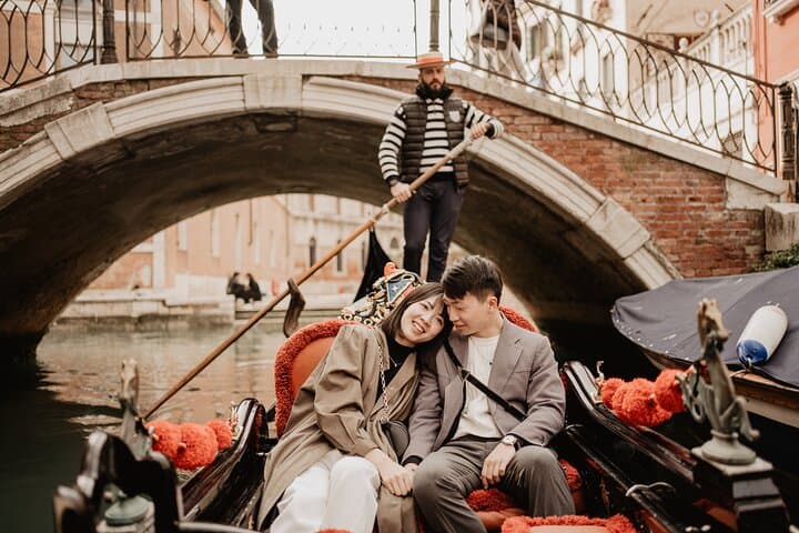 Private Gondola Ride with Professional Photographer in Venice