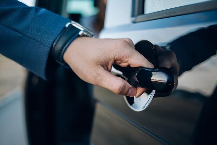 Private one way transfer from/to airport to/from hotel in Bari