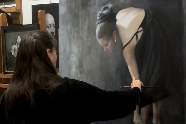 Your instructor, Laura Thompson, is a professional artist and teacher.