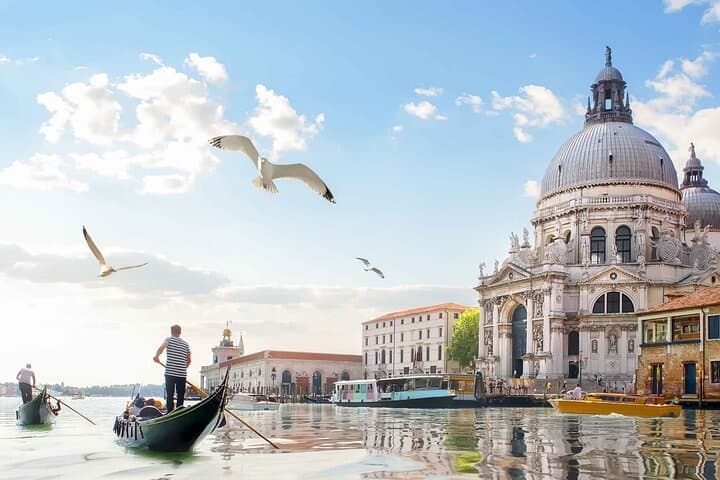 Enchanting Venice: City Walk & Majestic Gondola Ride + Ebook
