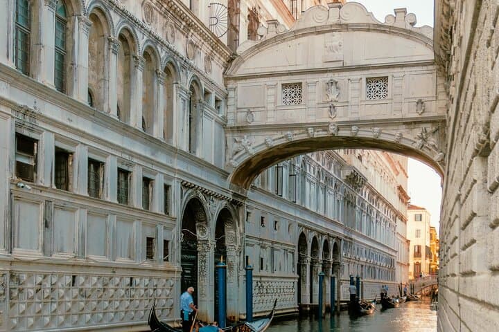 Shared Gondola Ride with Bridge of Sighs Views