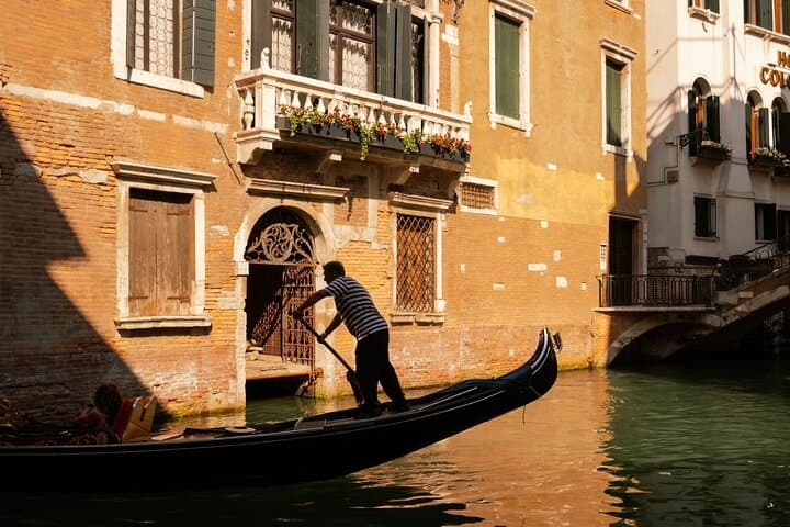 Shared Gondola Ride with Bridge of Sighs Views