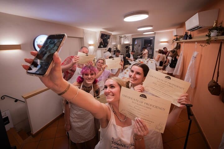 Florence Pizza Making Class with Unlimited Gelato & Wine
