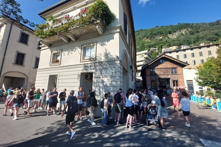 Lake Como: Como & Brunate Audioguide + Funicular Tickets