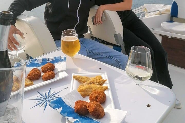 Private Boat Tour to Isola del Garda with Wine and Food Tasting