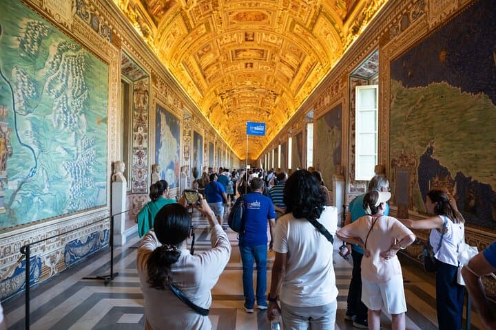 VIP Vatican Breakfast and Guided Tour with Sistine Chapel Access