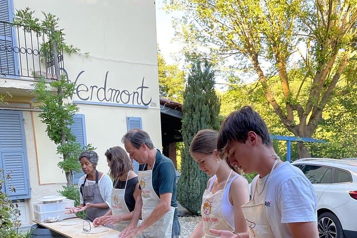 In a welcoming atmosphere you will learn the art of making dough to stretching the pizza