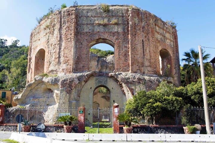 Isolated between the current road that crosses Baia and the structures of its port, this building with a diameter of over 25 meters was supposed to be the most important hall of a larger complex.