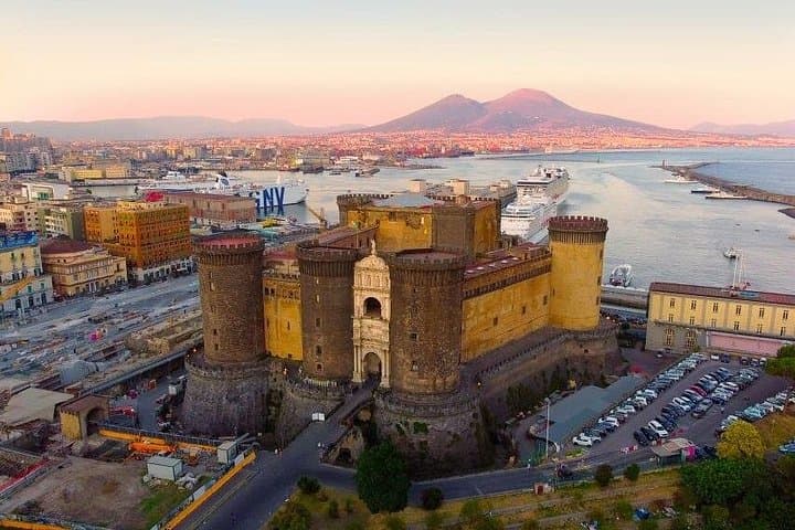 Napoli 3h Walking Shared Tour of Naples with local Tour Guide