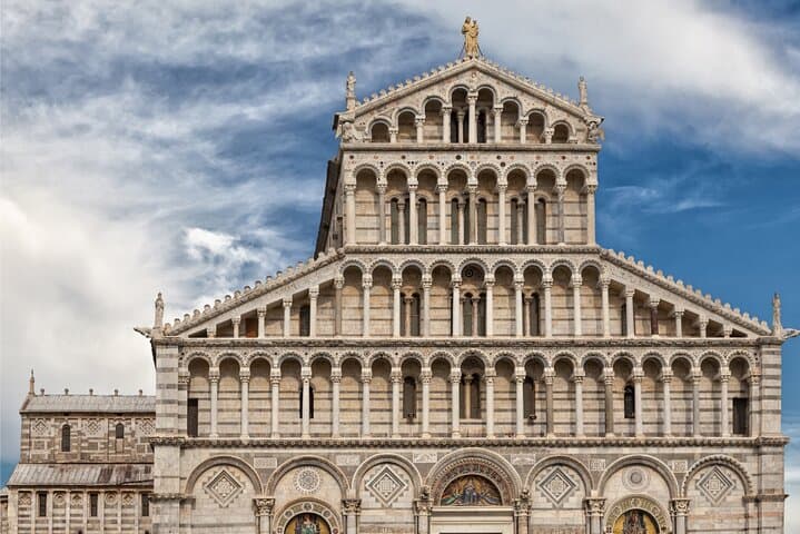 Pisa Self-Guided City Walking Tour & Scavenger Hunt