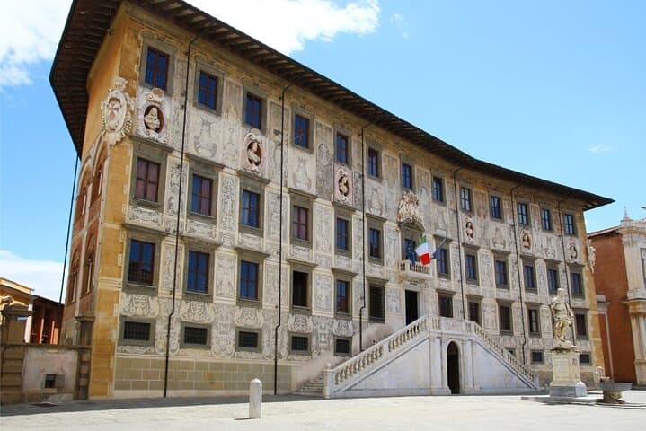 Pisa Self-Guided City Walking Tour & Scavenger Hunt