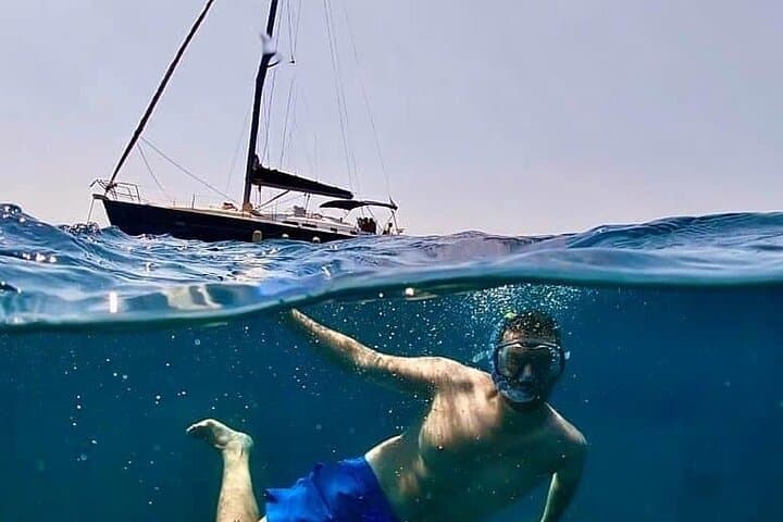 Sailing boat tour with lunch and swimming stops