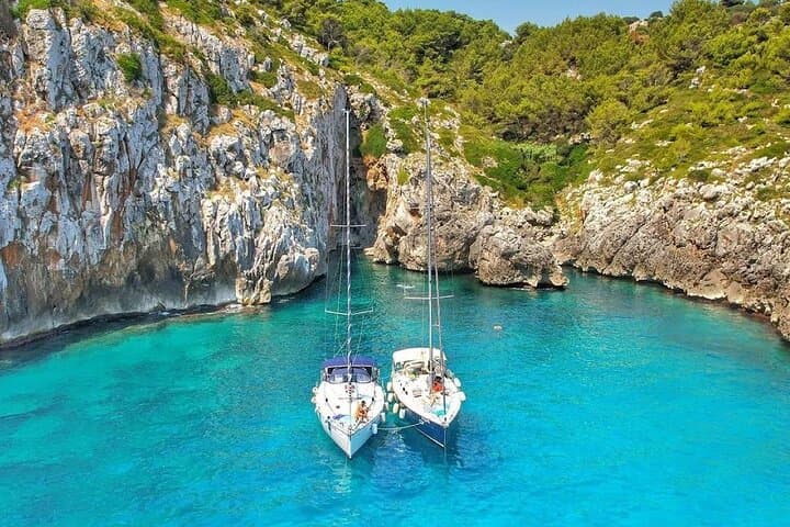 Sailing boat tour with lunch and swimming stops
