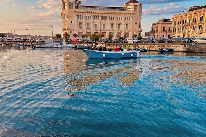 Syracuse: Boat tour with Aperitif 2 hours