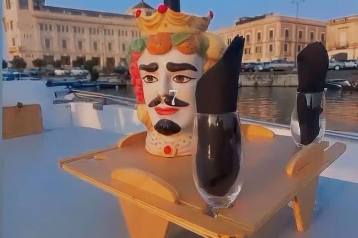 Syracuse: Boat tour with Aperitif 2 hours