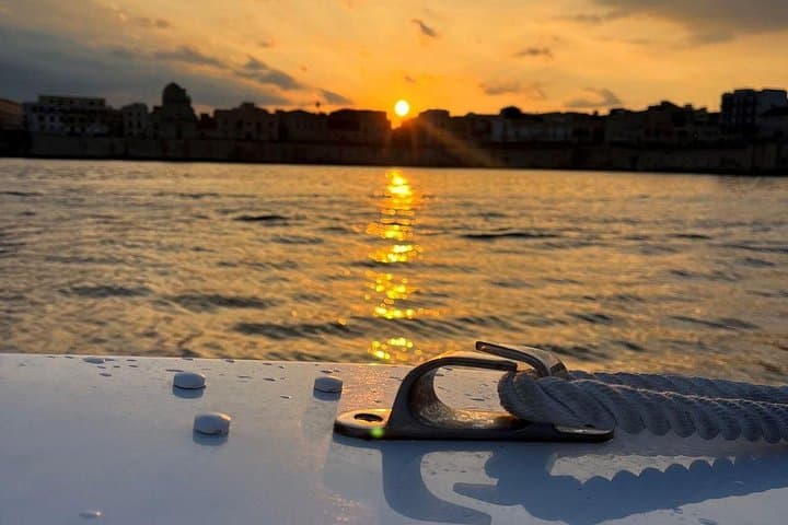 Syracuse: Boat tour with Aperitif 2 hours