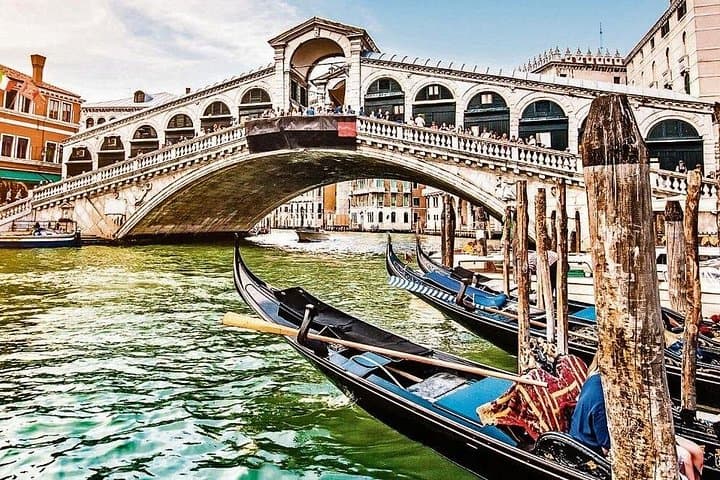 Morning Magic: Venice City Walk and Gondola Tour