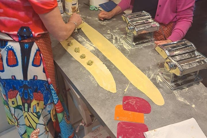 Cooking class in a garden: handmade pasta