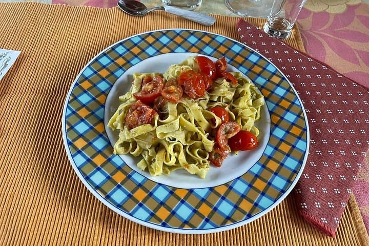 Cooking class in a garden: handmade pasta