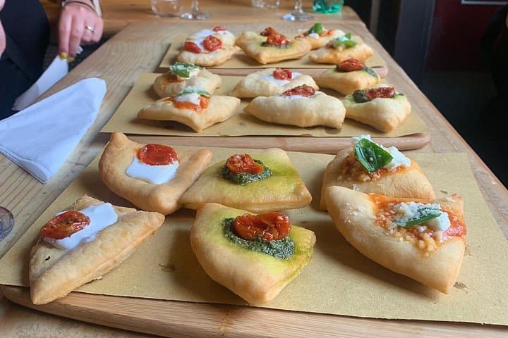 Rome Colosseum: Pizza & Aperitivo Food Tour at Sunset